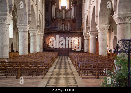 KIRCHENSCHIFF HÖLZERNEN ALTAR UND ORGEL IN DER ABTEIKIRCHE VON NOTRE-DAME IN BEAUGENCY LOIRET (45) FRANKREICH Stockfoto