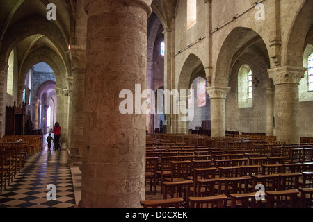 KIRCHENSCHIFF UND GANG IN DER ABTEIKIRCHE VON NOTRE-DAME IN BEAUGENCY LOIRET (45) FRANKREICH Stockfoto