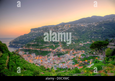 Minori an der Amalfi Küste in Italien. Amalfi ist eine Stadt und Comune in der Provinz Salerno in der Region Kampanien, Ita Stockfoto