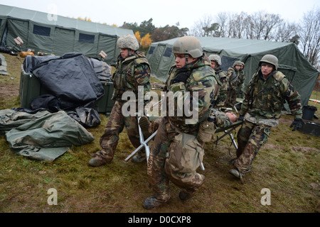 SPANGDAHLEM AIR BASE, Deutschland-Flieger, der 606th Air Control Squadron zugewiesen tragen simulierten Opfer an einen sicheren Speicherort während Kampfbereitschaft training 15. November 2012. Die Kampfbereitschaft Ausbildung sichergestellt, dass Teilnehmer m durchführen konnten Stockfoto