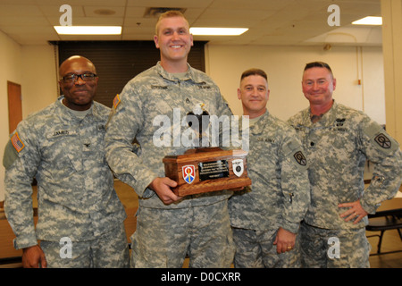 Staff Sgt Robert M. Szkutnik, Mitte links, ein Training-Unteroffizier der 89. Sustainment Brigade stellt mit seinem Stockfoto