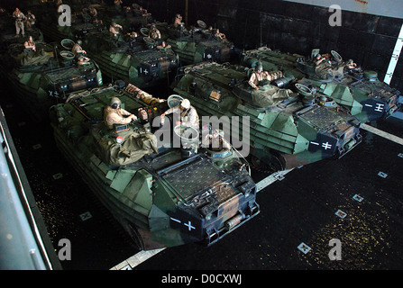 Amphibische Fahrzeuge (AAV) von der 15. Marine Expeditionary Unit erwarten Abfahrt im Brunnen Deck an Bord Dock amphibischen Transportschiff USS Green Bay (LPD 20) während einer Übung Routine gut Deck. Green Bay ist Teil der Peleliu Amphibious Stockfoto