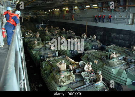 Amphibische Fahrzeuge (AAV) von der 15. Marine Expeditionary Unit erwarten Abfahrt im Brunnen Deck an Bord Dock amphibischen Transportschiff USS Green Bay (LPD 20) während einer Übung Routine gut Deck. Green Bay ist Teil der Peleliu Amphibious Stockfoto