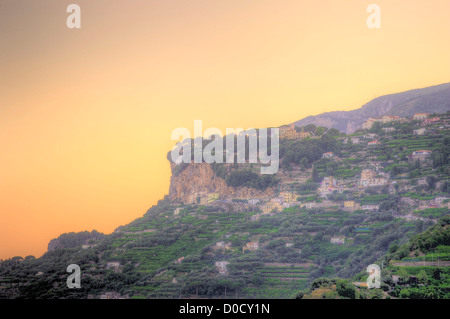 Minori an der Amalfi Küste in Italien. Amalfi ist eine Stadt und Comune in der Provinz Salerno in der Region Kampanien, Ita Stockfoto