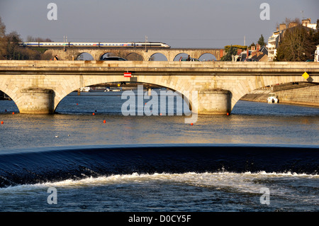 Fluss "La Mayenne" in Laval Stadt, Brücke und Viadukt (Linie französische Staatsbahn) mit Passage des TGV. Stockfoto