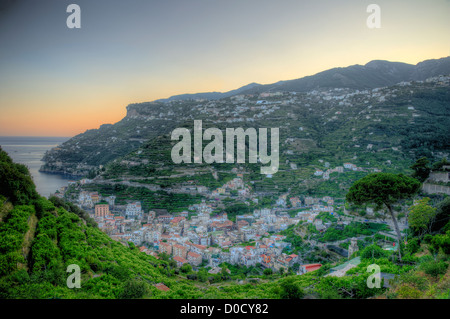 Minori an der Amalfi Küste in Italien. Amalfi ist eine Stadt und Comune in der Provinz Salerno in der Region Kampanien, Ita Stockfoto