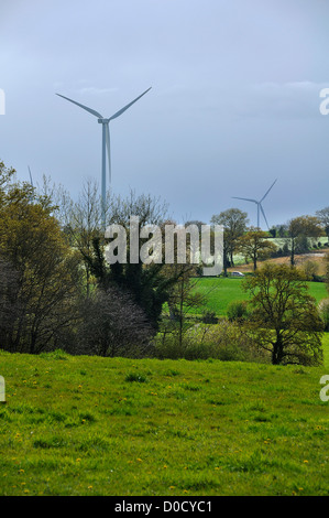 Windenergieanlagen, Ackerland in Mayenne (Pays de la Loire, Frankreich, Europa), Wiesen, Hecken und Sträucher und Bäume gepflanzt. Stockfoto