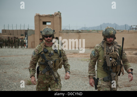 Koalition Mitglieder Spaziergang durch eine afghanische Nationalarmee Verbindung während eines Besuchs mit Kraft Afghan National Security Force Partner in der Provinz Farah, Afghanistan, 21. November 2012. Afghanischen nationalen Sicherheitskräfte nehmen das Blei in Sicherheit wirtschaftli- Stockfoto