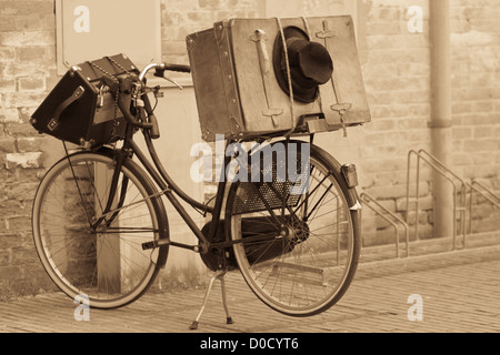 Schäbigen schwarzen Hut und Koffer auf dem Rad. Retro-Stil und Sepia getönten Bild Stockfoto