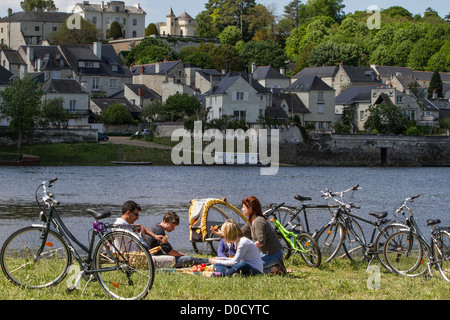 RADFAHRER AUF "LOIRE VELO" RADFAHREN REISEROUTE PICKNICKEN IN FRONT DORF CANDES-SAINT-MARTIN INDRE-ET-LOIRE (37) FRANKREICH Stockfoto