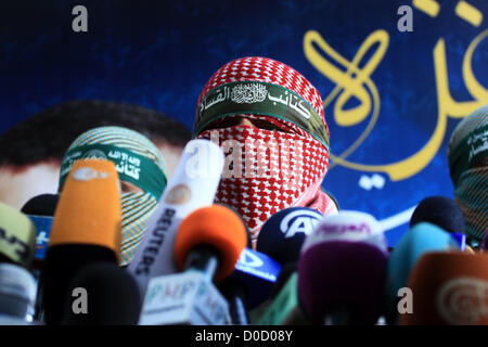 22. November 2012 - Gaza-Stadt, Gaza-Streifen - ABU OBAIDA, Sprecher der Ezzedine Al-Qassam Brigaden, der bewaffnete Arm der Hamas, spricht während einer Pressekonferenz in Gaza-Stadt. Israelische Politiker wieder im Wahlkampf mehr wie die Straßen von Gaza wieder zum Leben erweckt wurde, nachdem ein Waffenstillstand acht Tage Gewalt beendet. (Kredit-Bild: © Sameh Rohmi/APA-Images/ZUMAPRESS.com) Stockfoto