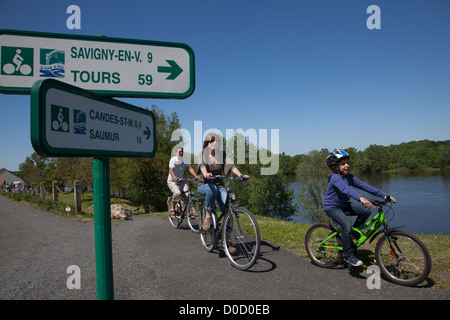 RADFAHRER UND STRAßE UNTERZEICHNEN AUF DER "LOIRE EIN VELO" RADSPORT REISEROUTE DORF VON CANDES-SAINT-MARTIN INDRE-ET-LOIRE (37)-FRANKREICH Stockfoto