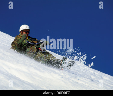 Die schnelle und spannende Weise einen hohen Berg hinunter Stockfoto