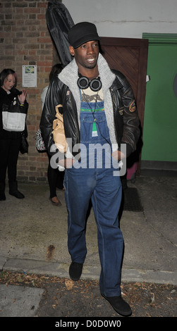 X Factor Kandidat John Adeleye eine Studio verlassen. London, England Stockfoto