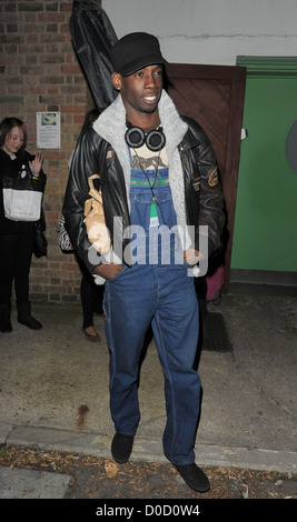 X Factor Kandidat John Adeleye eine Studio verlassen. London, England - 18.10.10 Stockfoto