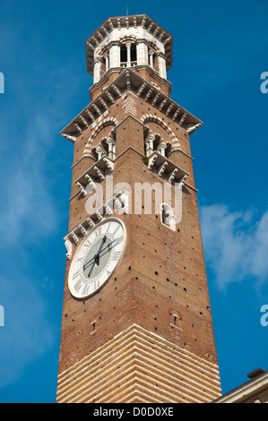 Torre dei Lamberti (1463) Piazza Delle Erbe square Altstadt Verona City Veneto Region Nord Italien Europa Stockfoto