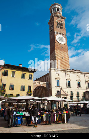 Piazza Delle Erbe mit Torre dei Lamberti Turm (1463) Altstadt Verona City deckt die Veneto Region Nordeuropa Italien Stockfoto