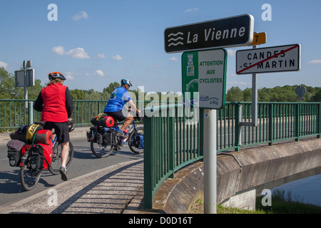 RADFAHRER AUF DER BRÜCKE ÜBER DIE VIENNE "LOIRE EIN VELO" RADSPORT REISEROUTE CANDES-SAINT-MARTIN INDRE-ET-LOIRE (37)-FRANKREICH Stockfoto