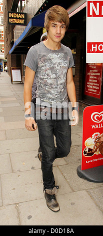 X Factor Kandidat Liam Payne der Boy-Band "One Direction" pops zu Shops für einige Erfrischungen London, England - 13.10.10 Stockfoto