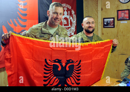 Von links: US-Oberstleutnant Steven Soika, Kommandeur der 5. Bataillon, 20. Infanterie-Regiment und albanischen Oberstleutnant Ekland errichtet, Kommandant der Kontingent Adler fünf von den albanischen Special Operations Force stellen mit einer dekorativen albanische Flagge während der Stockfoto