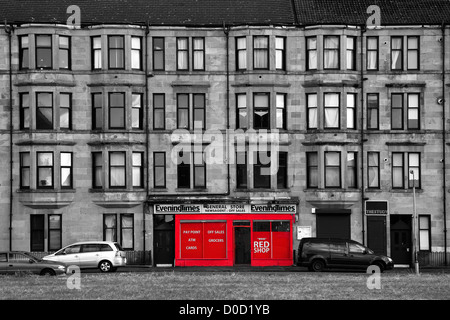 Traditionellem Sandstein Mietshaus mit einem roten fronted Shop, Govan, Glasgow, Schottland. UK Stockfoto