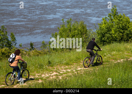 PAAR VON RADFAHRERN AN DEN UFERN DER LOIRE "LOIRE EIN VELO" RADSPORT REISEROUTE INDRE-ET-LOIRE (37)-FRANKREICH Stockfoto