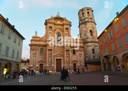 Piazza San Prospero quadratisch mit der Chiesa di San Prospero Kirche und der Glockenturm Turm Reggio Emilia Stadt Emilia-Romagna, Italien Stockfoto