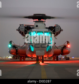 Ein uns Marinekorps CH-53D Sea Stallion Helikopter bereitet Start Nacht Mission Al Asad Air Base in der irakischen Provinz Al Anbar Stockfoto