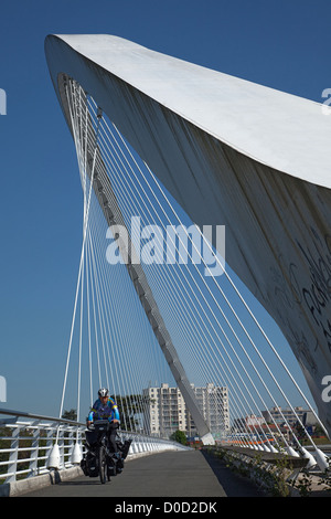 RADFAHRER AUF DER BRÜCKE PONT DE L ' EUROPE "LOIRE EIN VELO" RADSPORT REISEROUTE ORLEANS LOIRET (45) FRANKREICH Stockfoto