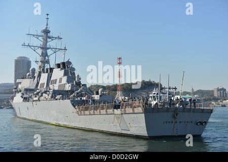 Die Arleigh-Burke-Klasse geführte Flugkörper Zerstörer USS John S. McCain (DDG-56) kehrt nach Flotte Aktivitäten, Yokosuka, Folgendes ein Stockfoto