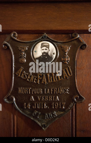 ERSTEN WELTKRIEG SOLDATEN BEGRABEN IN DER PFARRKIRCHE VON DER KAROLINGISCHEN ORATORIUM IN FRANKREICH VON GERMIGNY-DES-PRÉS LOIRET (45) Stockfoto