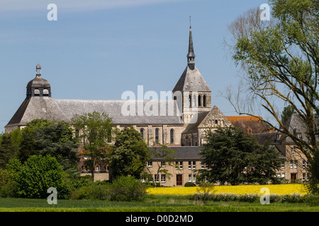 DIE FLEURY ABTEI BASILIKA SAINT-BENOÎT-SUR-LOIRE 13. JAHRHUNDERT ROMANIK "LOIRE VELO" RADFAHREN REISEROUTE LOIRET (45) FRANKREICH Stockfoto