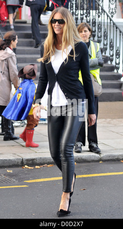 Elle Macpherson nach dem Ablegen ihrer Kinder an der Schule in London, England Stockfoto