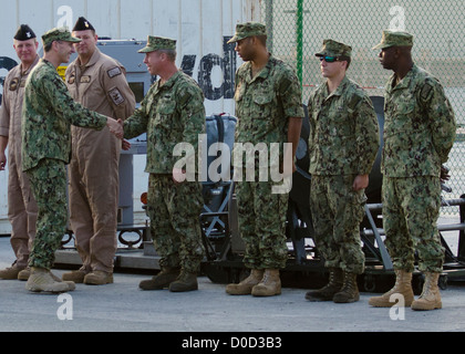 ADM Jonathan W. Greenert, Chief of naval Operations besucht Matrosen bei einem Pier-Seite Besuch in Bahrain, November 21. Einer besucht die 5. Flotte Zuständigkeitsbereich zu treffen und zu hören auf Belange der Mitglieder-Service. Naval Support Aktivität Bahrain pro Stockfoto