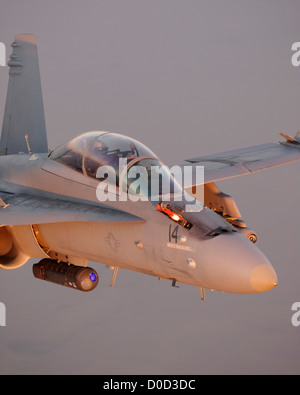 Detail Ansicht US Marinekorps F/A - 18D Hornet Meilen über Al Anbar Provinz Irak während im Flug tanken Betrieb Stockfoto