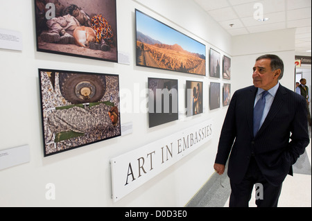 E.-Verteidigungsminister Leon Panetta Touren eine gemeinsame Fotoausstellung der DoD-State Department an der PentagonSecretaNov. 20 Dezember 2012. Stockfoto