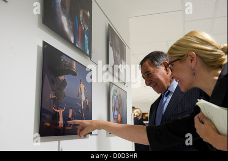 Verteidigungsminister Leon E. Panetta und stellvertretender stellvertretender Verteidigungsminister für Community and Public Outreach Rene C. Bardorf besuchen im November 2012 eine gemeinsame Fotoausstellung des Verteidigungsministeriums und des Außenministeriums im Pentagon. Stockfoto