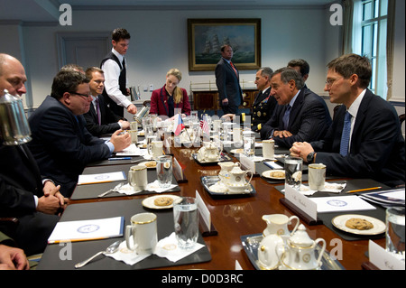 E.-Verteidigungsminister Leon Panetta, trifft zweiter von rechts, mit tschechischen Minister für Verteidigung Alexandr Vondra, zweiter von links in das Pentagon in Arlington, VA., 20. November 2012 Stockfoto