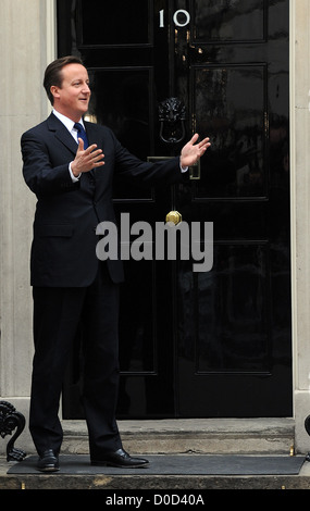 Premierminister David Cameron wartet auf Arld Schwarzenegger in 10 Downing Street. London, England Stockfoto