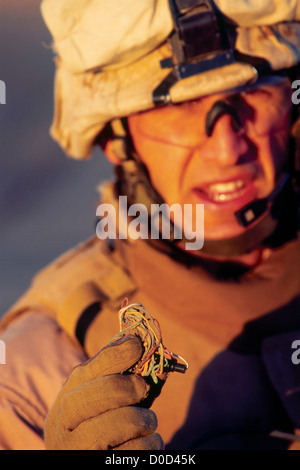 Eine US-Marine hält im Bauwesen verwendeten Drahtes Sprengsatz während Sweep-Straße in der Provinz Anbar im Irak improvisiert Stockfoto