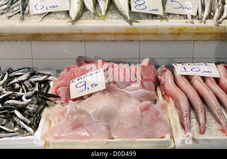 Frischer Fisch zum Verkauf an Aegina Fischmarkt, auf der griechischen Saronischen Golf Insel südlich von Piräus. Stockfoto