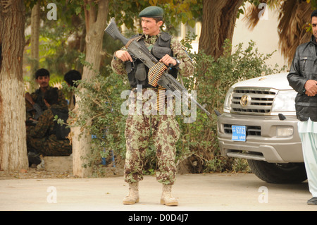 Ein Soldat der Afghan National Army (ANA) hält ein wachsames Auge bei einem Besuch von einem hochrangigen ANA-Offizier bei der ANA-Post an den Landeshauptmann Verbindung, November 22. PRT Farah Mission ist es, zu trainieren, beraten und unterstützen afghanischen Regierungschefs auf Stockfoto