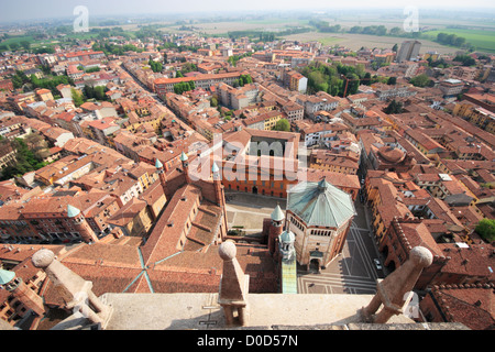 Ansicht von oben des Torrazzo oder Bell Tower in Cremona, über Dom, Baptisterium und Rest der Stadt Italien Stockfoto