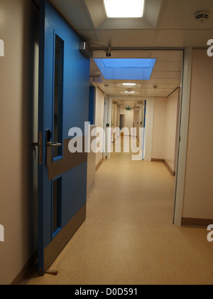 Dunkeln Krankenhausflur bei BRI, Bristol, England, UK, November 2012 Stockfoto