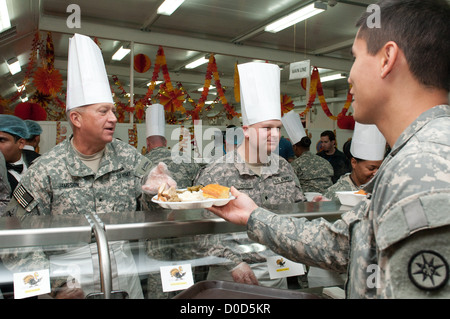 Brig. General Bud R. Jameson Jr. vom 316. Nachhaltigkeitskommando (Expeditionary) serviert Thanksgiving-Mahlzeit für Militärangehörige im Lager Arifjan, Kuwait. Das Essen war Teil einer festlichen Tradition, um die Moral während des Einsatzes zu wahren. Stockfoto
