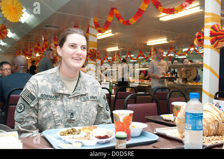 Sgt. 1. Klasse Renee Bowman, ein Bewohner von Camby, Indiana und Mitglied der 316th Sustainment Command (Expeditionary), plaudert mit einem Freund über die Rückkehr zu ihrem Dienstort vor dem Essen ihr Thanksgiving-Dinner bei Camp Arifjan, Kuwait Nov 22. Stockfoto