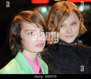 Chloe Grace-Moretz und Kodi Smith-McPhee-Premiere von "Let Me In" statt im Vue, Leicester Square - London, England eingetroffen- Stockfoto