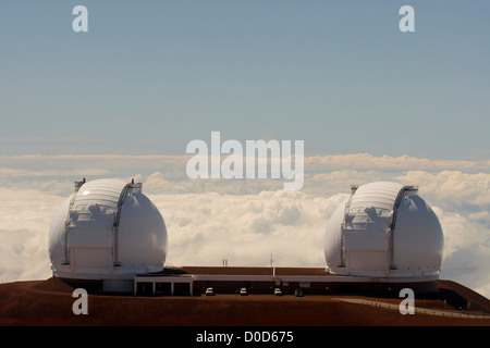 Der Twin-Teleskope des W. M. Keck Observatory stehen über den Wolken auf dem Gipfel des Mauna Kea, auf Hawaiis Big Island Stockfoto