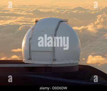 Ein Zwilling Teleskope W. M. Keck Observatory Stand über Wolken am Gipfel Mauna Kea auf Hawaiis Big Island Stockfoto