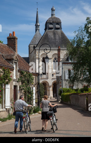 RADLER VOR DER BASILIKA VON SAINT-BENOÎT-SUR-LOIRE DER ABTEI FLEURY "LOIRE EIN VELO" RADSPORT REISEROUTE LOIRET (45)-FRANKREICH Stockfoto